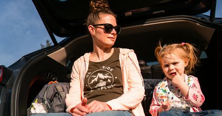 Letnie podróże samochodem z maluchem – co zabrać, jak planować postoje