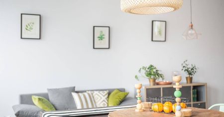 Lampa sufitowa do małego i dużego salonu: na co zwrócić uwagę przy wyborze?