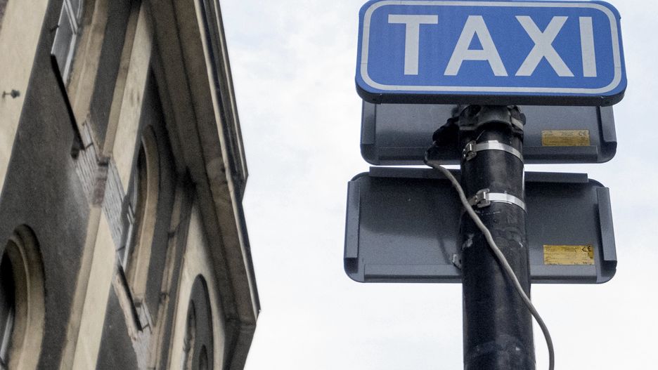 Warszawa. Usłyszeli zarzuty po pobiciu taksówkarza