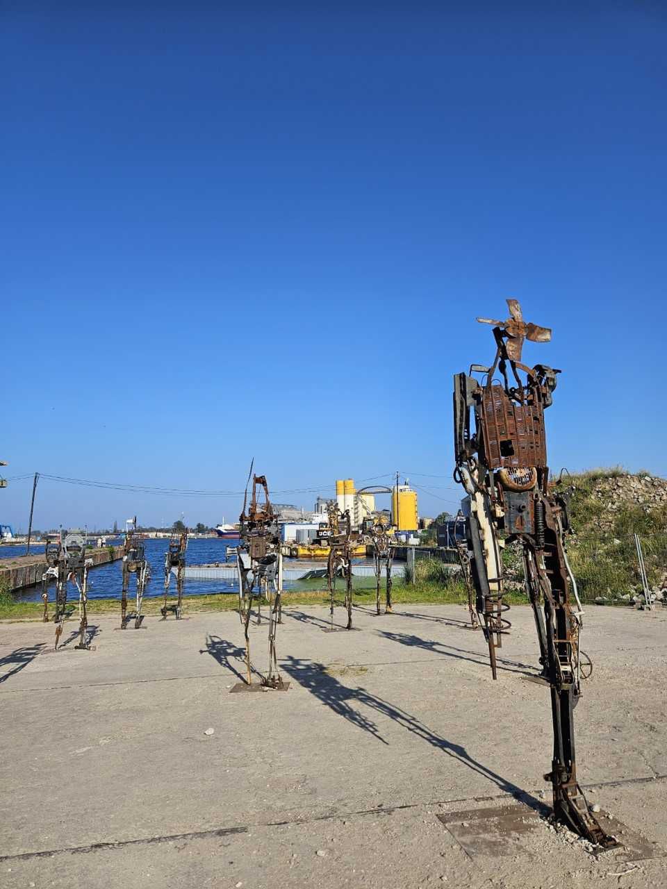 Ludzie-roboty nad brzegiem wody robią ogromne wrażenie. Stały się jednym z symboli tego miejsca