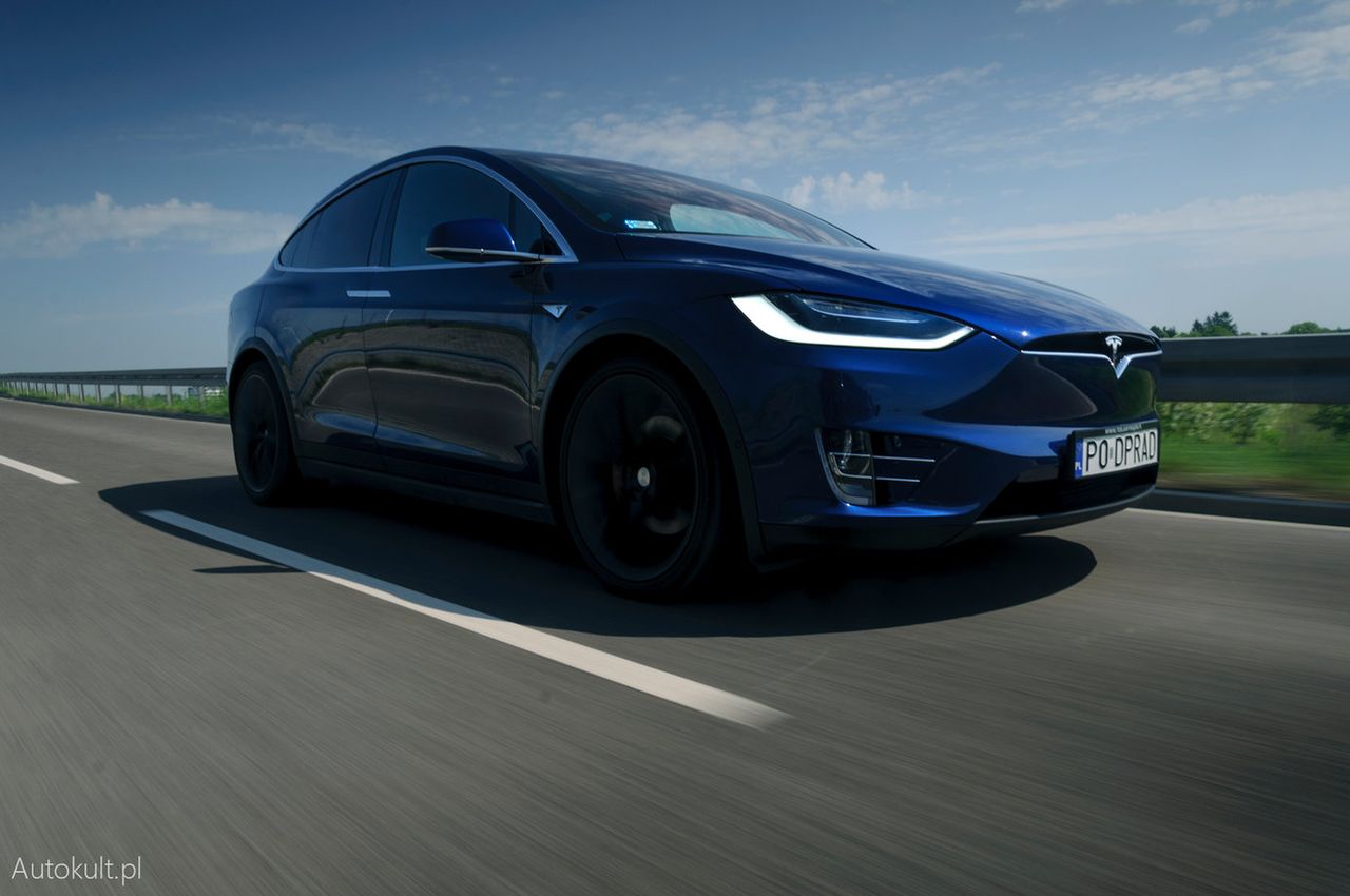 Samochód nowej generacji czy gadżet? Tesla Model X na polskich drogach