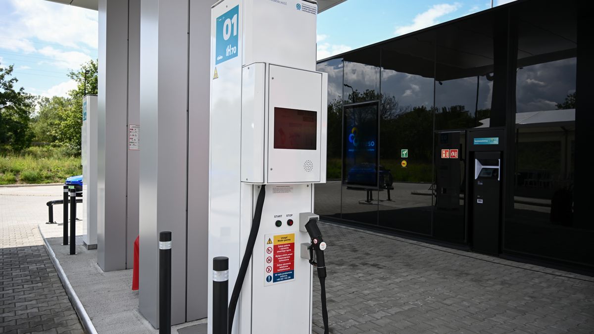 Gdańsk, 25.07.2024. Miejsce prezentacji pierwszych z dziesięciu zamówionych autobusów wodorowych na stacji tankowania wodorem przy ul. Jabłoniowej w Gdańsku, 25 bm. Konferencja i pokaz tankowania towarzyszą oficjalnemu otwarciu stacji wodorowej Neso. (ad) PAP/Marcin Gadomski