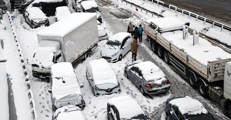 Turcja walczy ze śniegiem. Stambuł sparaliżowany