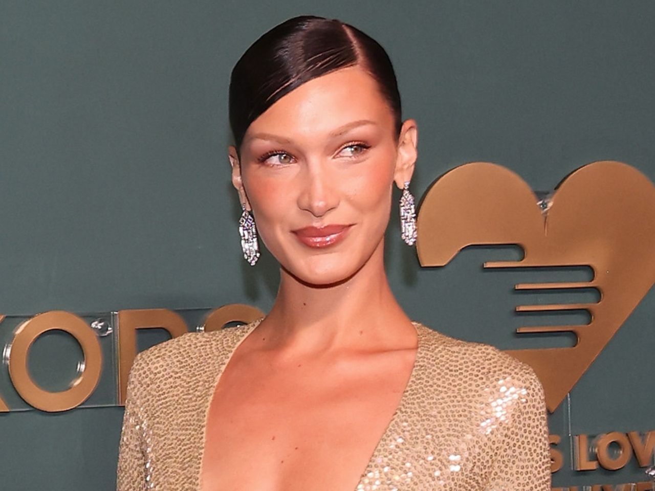 Bella Hadid cała w cekinach