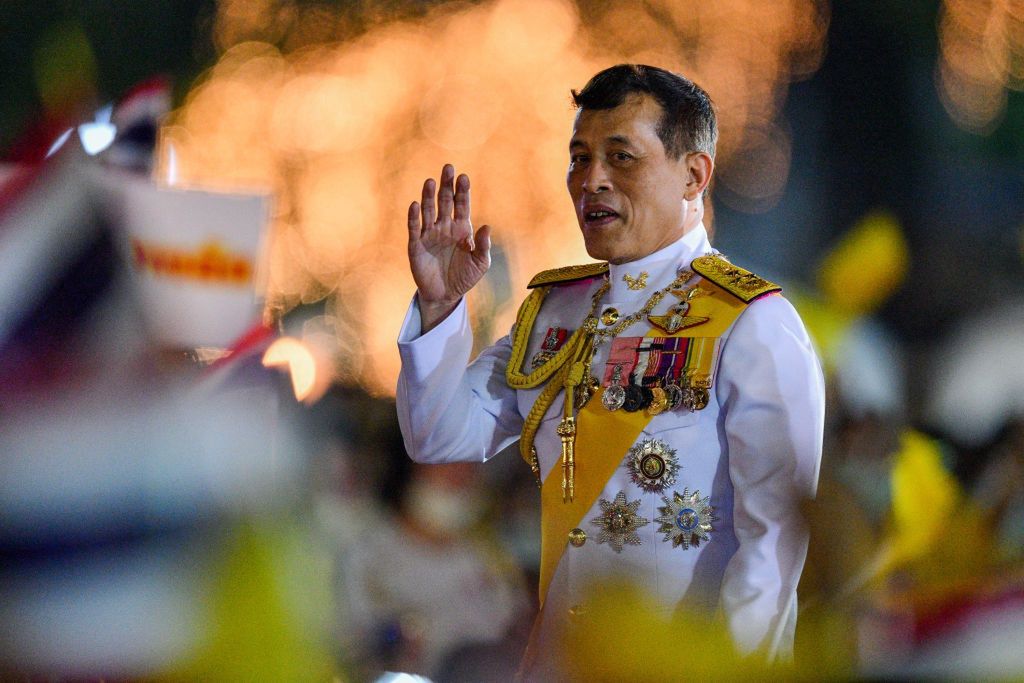 Firma króla Tajlandii produkuje szczepionki. Zarobi na pandemii