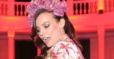 Anna Mucha: W dziwnym wianku i z cellulitem!