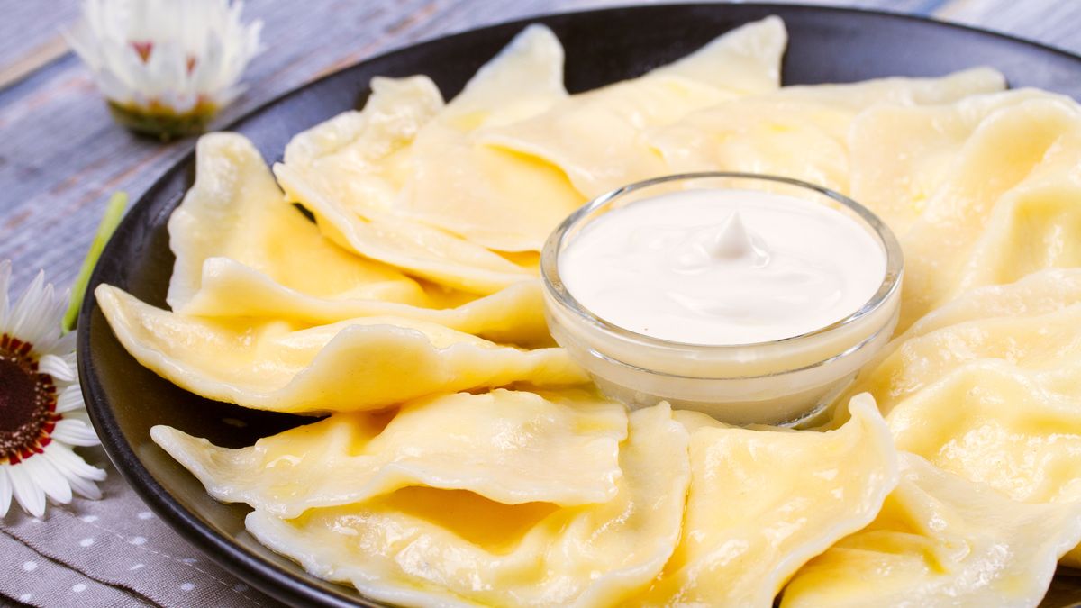 Pierogi na słodko świetnie komponują się z dodatkiem śmietany