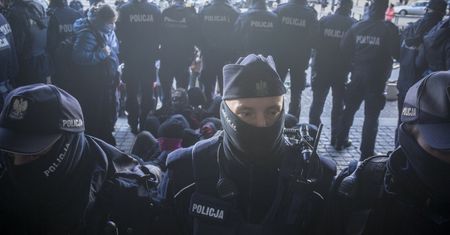 Zamieszanie po decyzji szefa policji. Nie będą anonimowi. "Prywatność zagwarantowana"