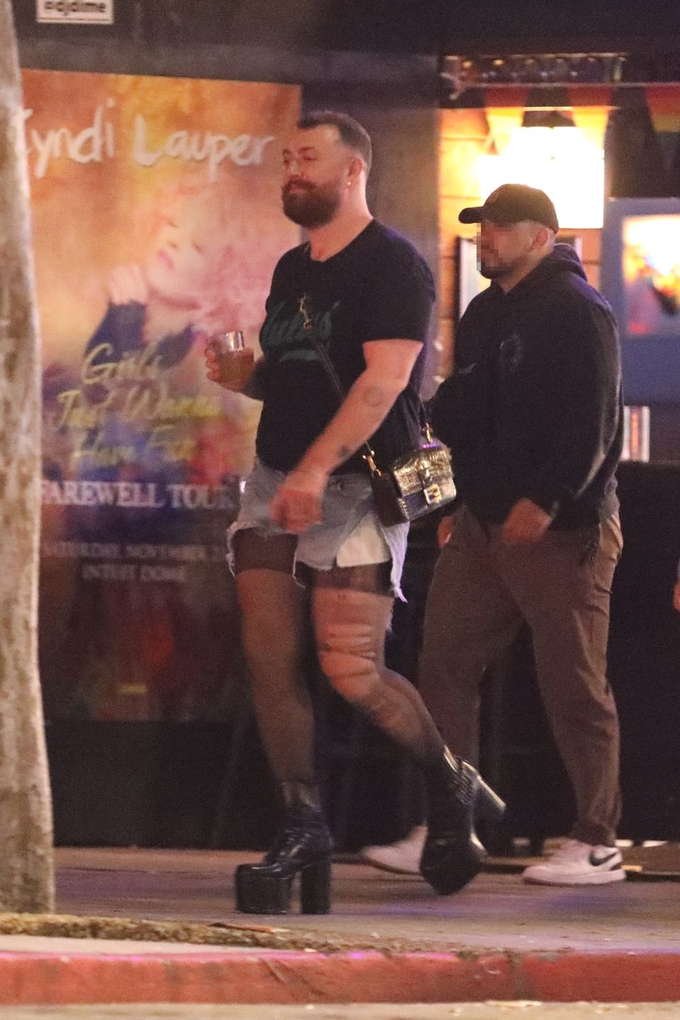 Sam Smith imprezuje w butach na ultrawysokiej platformie