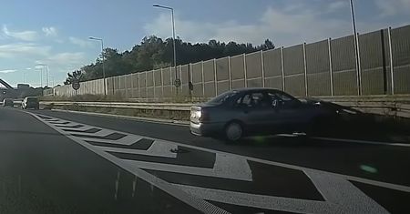 Audi odbijało się od barierek. Dramatyczne nagranie z autostrady A4