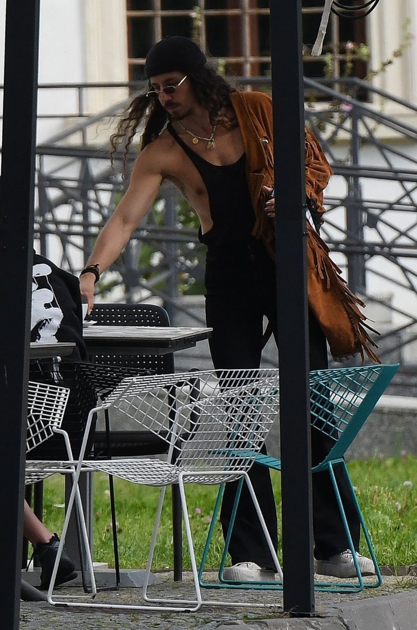 Michał Szpak w letniej stylizacji przechadza się ulicami Warszawy
