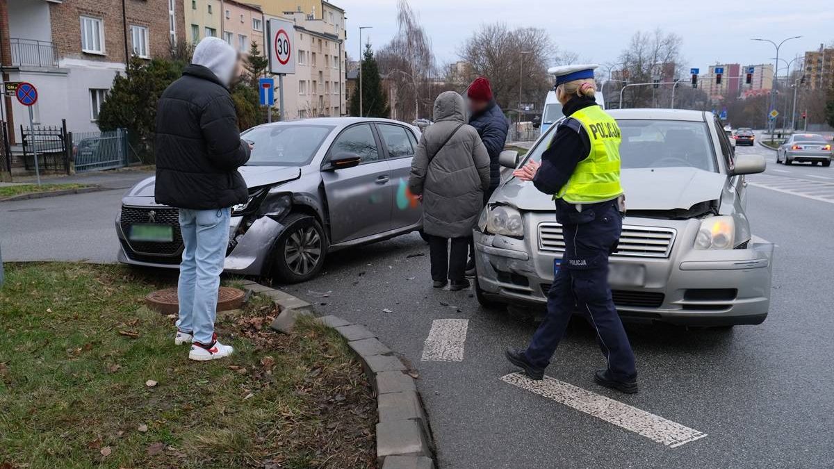 Zderzenie toyoty z peugeotem na ul. Józefa Poniatowskiego w Lublinie