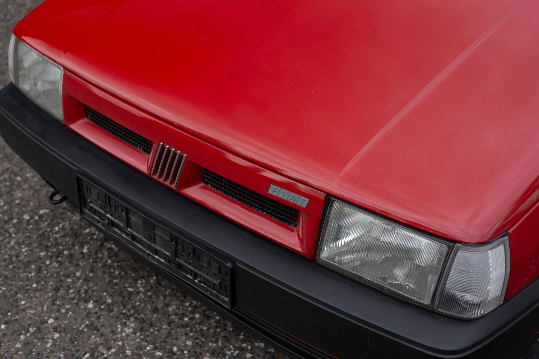 Fiat Tipo Sedicivalvole z 1991 r. trafił na aukcję. Do odbioru w Polsce