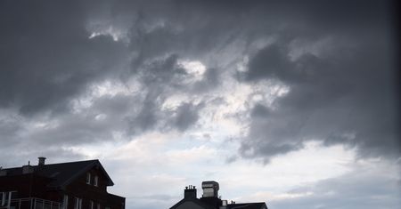 Niebezpieczna pogoda w Ustroniu Morskim. Trąba powietrzna przeszła przez miasto