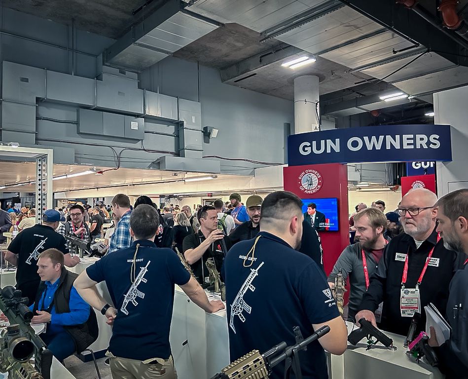 Tłumy entuzjastów broni na targach Shot Show 2024.