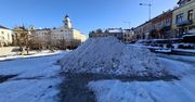 Gorlice: Zwożą śnieg na płytę rynku. Powstanie górka do zjeżdżania