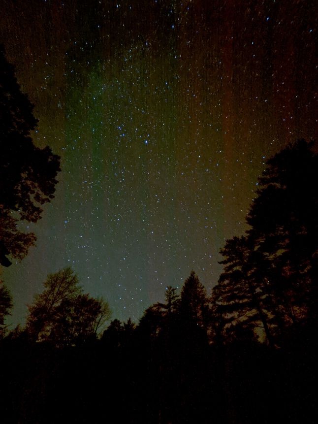 Zdjęcie nocne zrobione aparatem Pixela 4a 5G z obiektywem ultraszerokokątnym