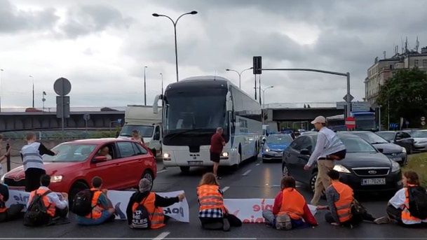 Aktywiści z Ostatniego Pokolenia zablokowali Wisłostradę