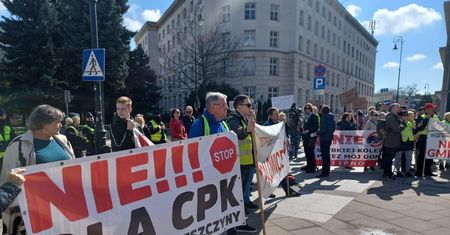 "Towarzyszu Horała!". Przyjechali na Wiejską z wielkimi transparentami
