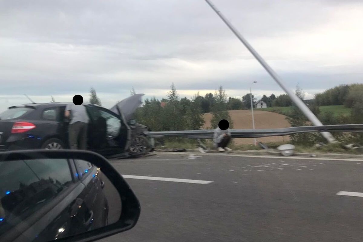 Renault po zderzeniu z peugeotem uderzył w bariery i latarnię