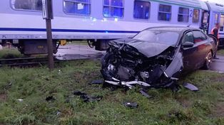 Wrzeście: Kierowca BMW zignorował znak "stop" i wjechał w pociąg. Miał mnóstwo szczęścia w nieszczęściu