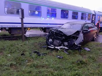 Wrzeście: Kierowca BMW zignorował znak "stop" i wjechał w pociąg. Miał mnóstwo szczęścia w nieszczęściu