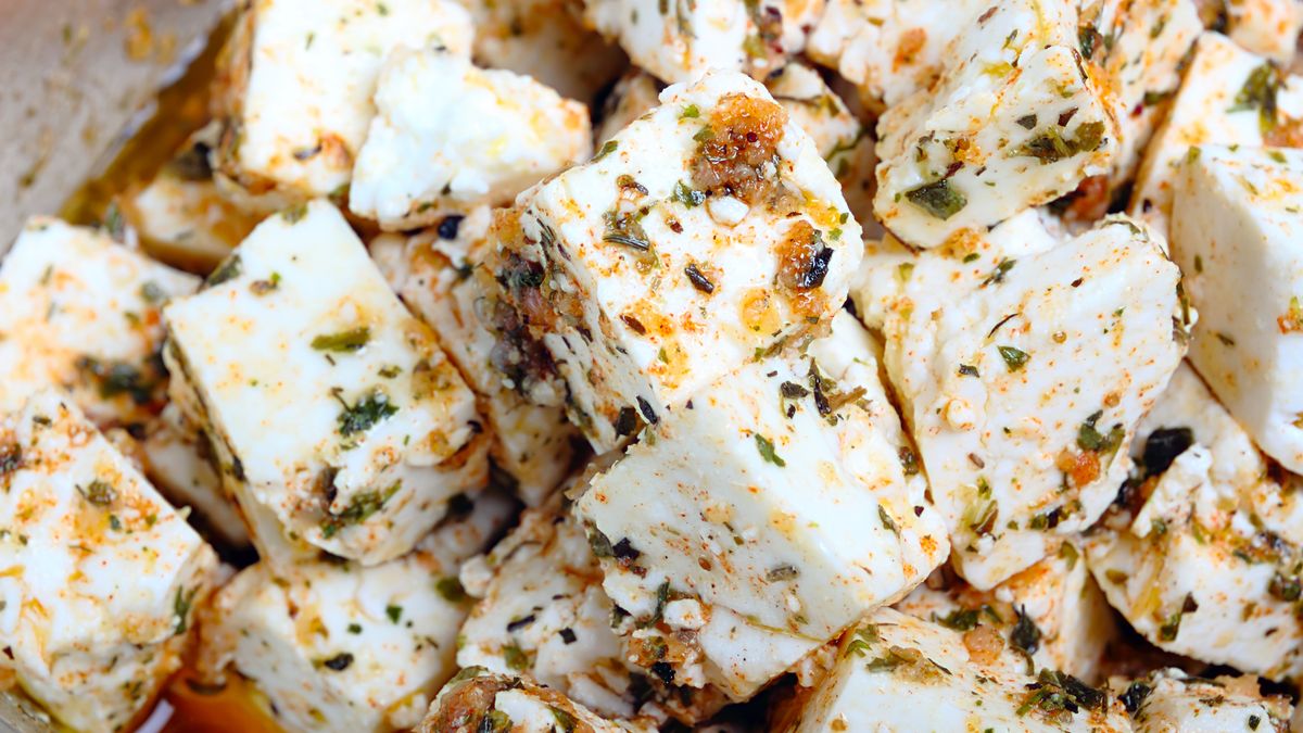 Marynowany ser feta jest świetny na przekąskę