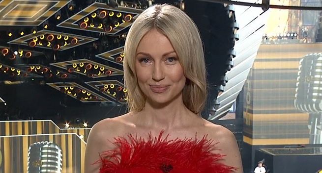 Magdalena Ogórek prowadzącą „Wiadomości” z festiwalu w Opolu