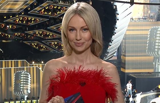 Magdalena Ogórek prowadzącą „Wiadomości” z festiwalu w Opolu