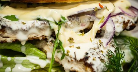 Bez wołowiny, a zajada się nim każdy. Ten burger to hit na kolację