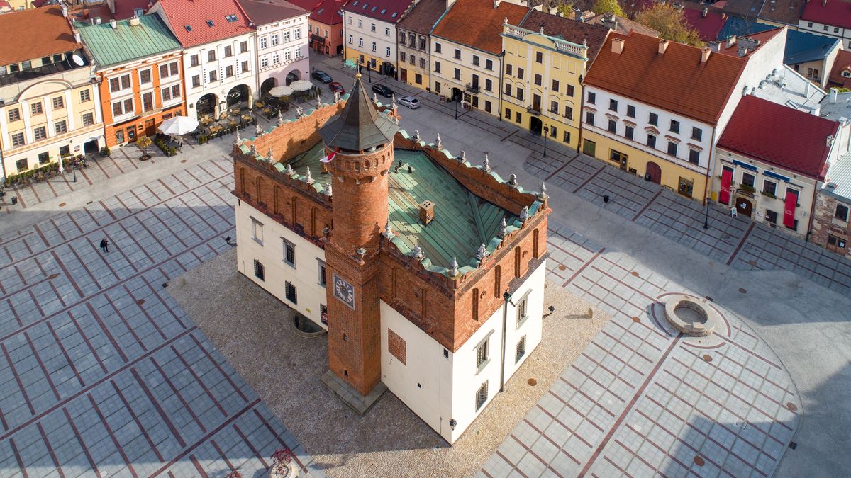 Ratusz otoczony kamieniczkami to wizytówka Tarnowa