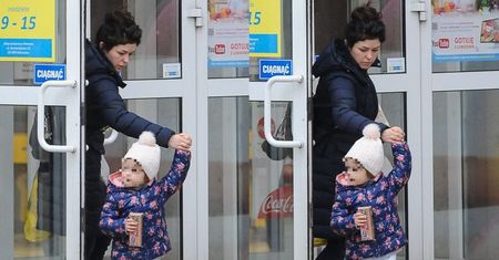 Obładowana Kasia Cichopek z córeczką na zakupach (ZDJĘCIA)