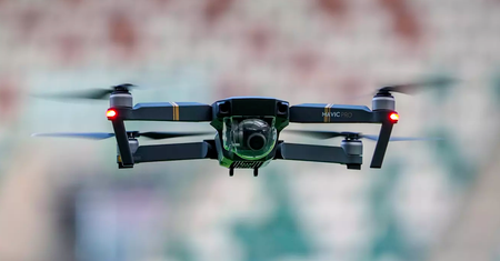 Ten film pokazuje mistrzostwo w lataniu dronem i łamaniu przepisów