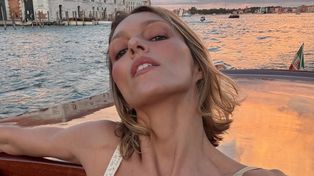Anja Rubik pręży się w SAMEJ BIELIŹNIE na paryskich ulicach (FOTO)