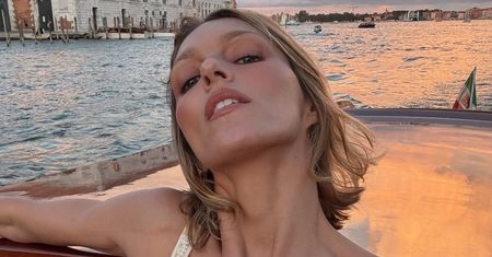 Anja Rubik pręży się w SAMEJ BIELIŹNIE na paryskich ulicach (FOTO)