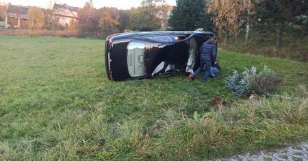 Pościg i dachujące auto. Dramatyczna akcja policji pod Krakowem