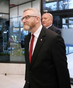 Jest komunikat policji. Grzegorz Braun wtargnął do szpitala w Oleśnicy