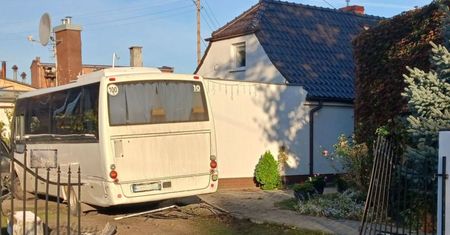 Wiózł dzieci. Z premedytacją wjechał w budynek. Kierowała nim "siła wyższa"