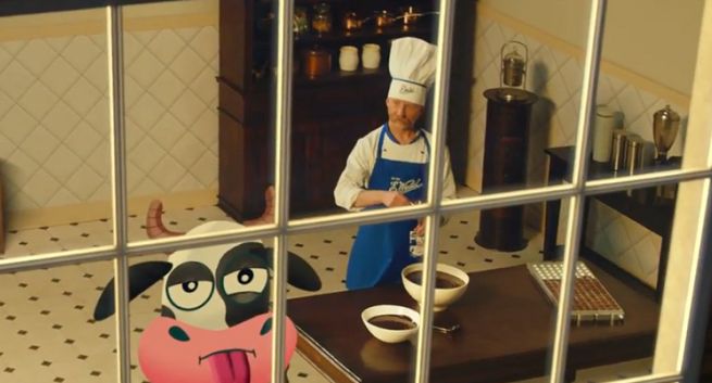 Krowa podlizująca się kucharzowi Wedla w reklamie Czekotubki (wideo)