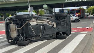 Warszawa. Toyota na boku po zderzeniu w Alejach Jerozolimskich