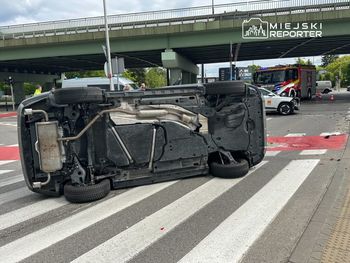 Warszawa. Toyota na boku po zderzeniu w Alejach Jerozolimskich