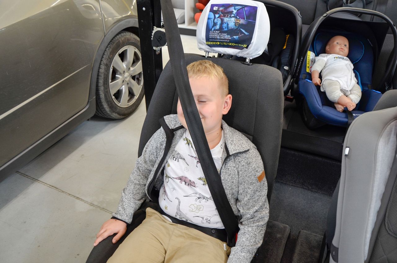 Dziecko w fotelu samochodowym, zapięte pasem i bez żadnych urządzeń podtrzymujących. To zdjęcie najlepiej pokazuje, dlaczego należy stosować te urządzenia.