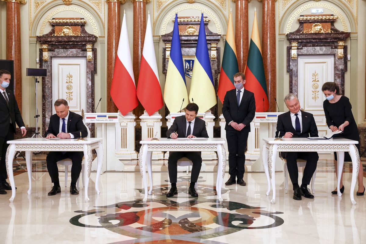 W środę w Kijowie spotkali się prezydent RP Andrzej Duda, prezydent Ukrainy Wołodymyr Zełenski i prezydent Litwy Gitanas Nauseda, by rozmawiać o sposobach na zatrzymanie agresji Rosji. W czwartek wybuchła wojna  