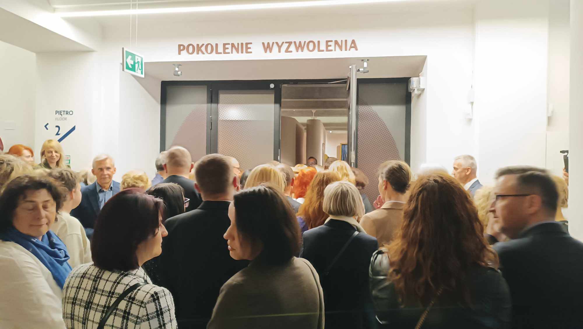 Tłumy na wystawie "Co babie do pędzla?!"