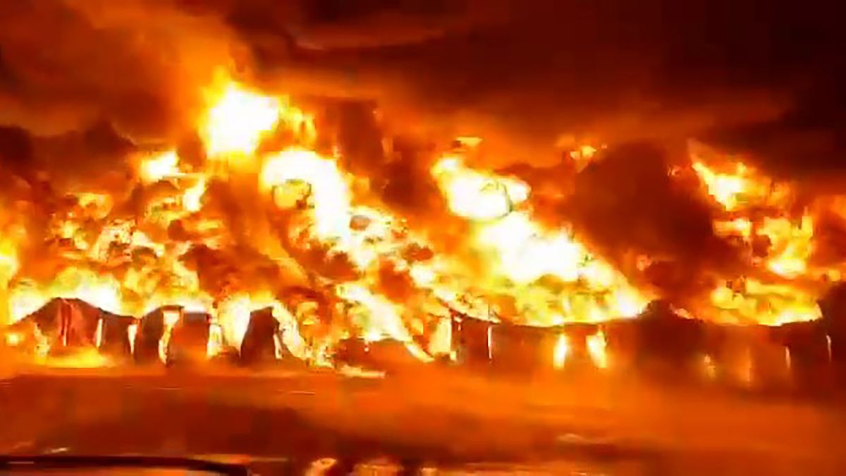 Zdjęcia ogromnego pożaru w Petersburgu. Płonie skład chemii i gumy 1