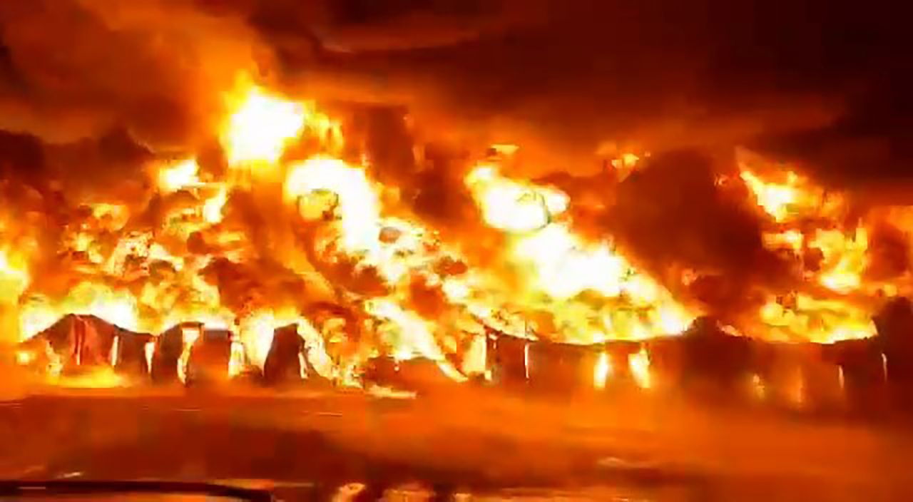 Zdjęcia ogromnego pożaru w Petersburgu. Płonie skład chemii i gumy