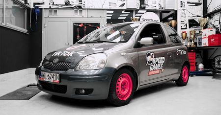 Toyota Yaris Kuby Przygońskiego trafiła na aukcję WOŚP. To nie jest zwykły samochód