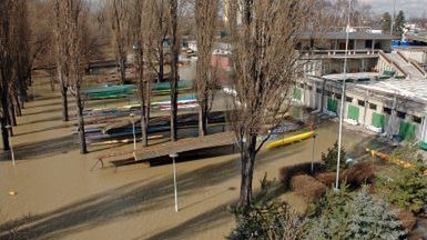 Zalane tereny klubu sportowego MOS2 w Warszawie