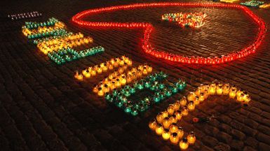 Napis ze świeczek na Krakowskim Przedmieściu, Warszawa.