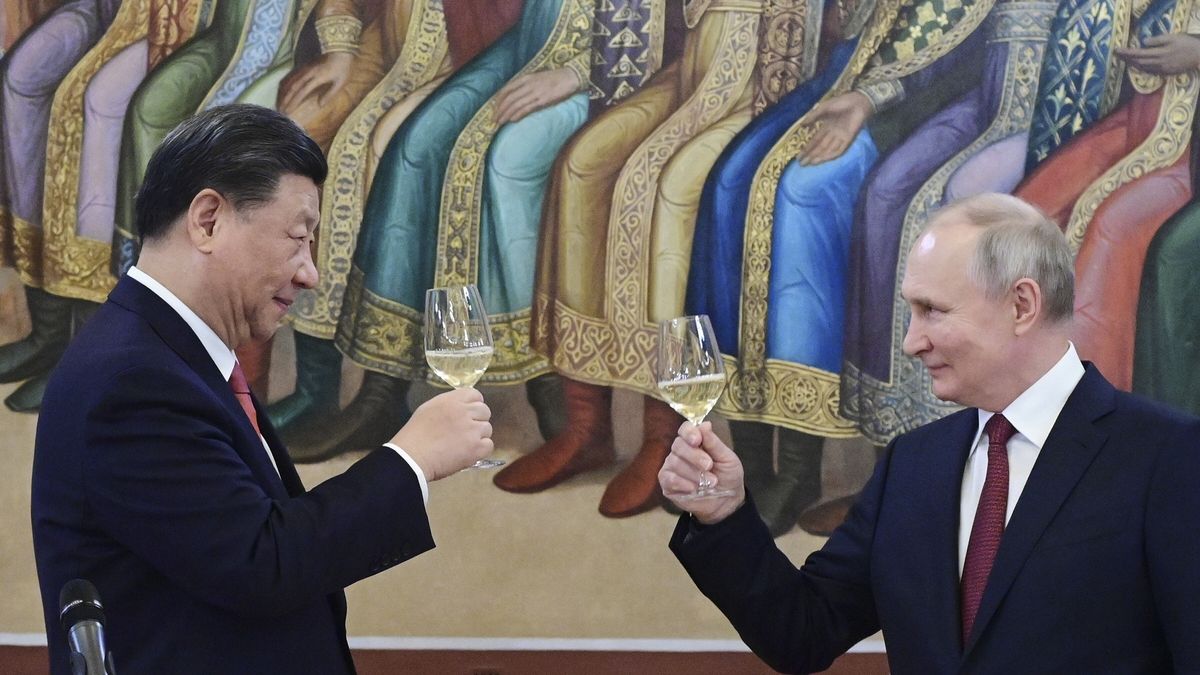 Chinese President Xi Jinping (L) and Russian President Vladimir Putin (R) toast at a reception in the Faceted Chamber of the Moscow Kremlin, Russia, 21 March 2023. Chinese President Xi Jinping arrived in Moscow on a three-day visit, which will last from March 20 to 22, according to Russian and Chinese state agencies. Xi Jinping visits Russia on improving joint partnership and developing key areas of Russian-Chinese economic cooperation. EPA/PAVEL BYRKIN / SPUTNIK / KREMLIN POOL MANDATORY CREDIT Dostawca: PAP/EPA.